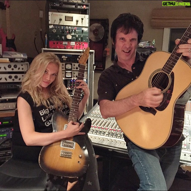 Lauren Taylor Instagram - Making music with Warren 👏🏻 @warrenhuart @warrenhuart @warrenhuart @warrenhuart