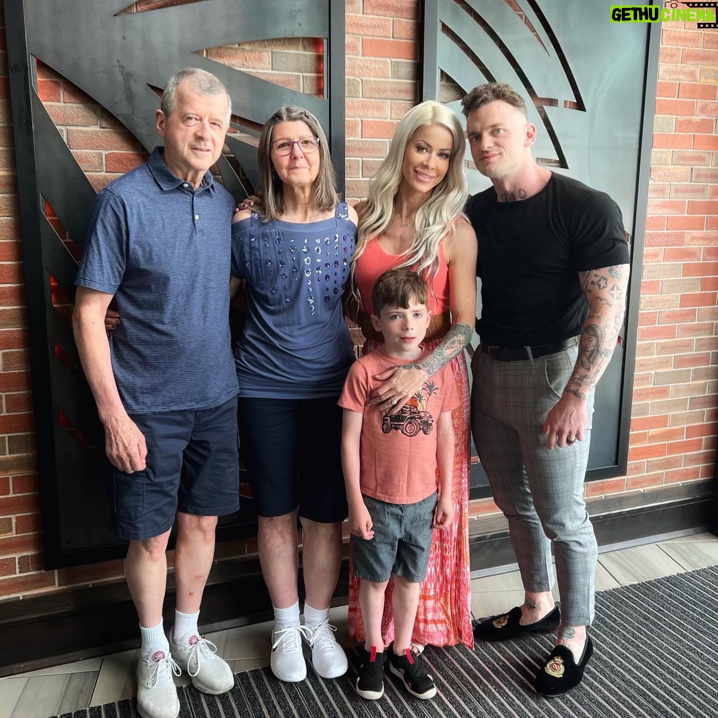 Lauren Williams Instagram - Happy Mothers Day to all the wonderful mamas out there including mine @terri9517 💖 We had such a beautiful day today!! @lokeys910 always be spoiling me 🤗💐💐💐