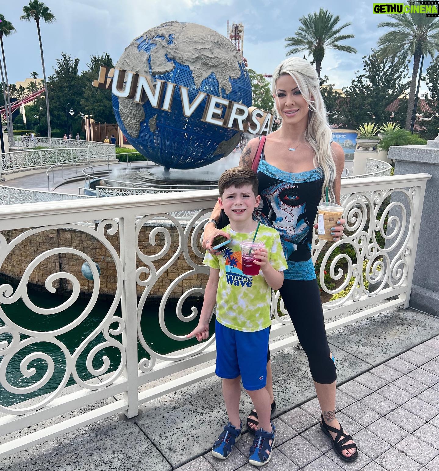 Lauren Williams Instagram - Fam day at Universal Studios 🤗 #florida #orlando #universalstudios #fun #minions #thesimpsons #voodoo #myboys @lokeys910
