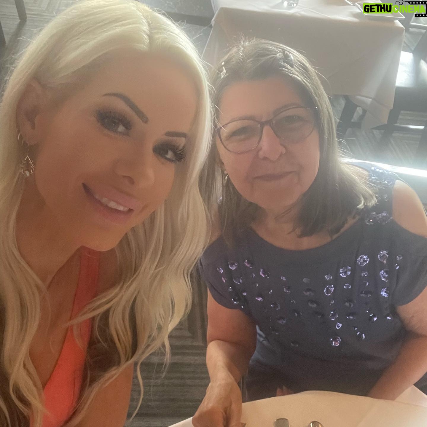 Lauren Williams Instagram - Happy Mothers Day to all the wonderful mamas out there including mine @terri9517 💖 We had such a beautiful day today!! @lokeys910 always be spoiling me 🤗💐💐💐