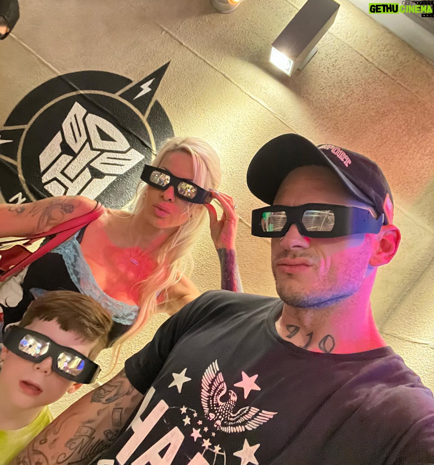 Lauren Williams Instagram - Fam day at Universal Studios 🤗 #florida #orlando #universalstudios #fun #minions #thesimpsons #voodoo #myboys @lokeys910