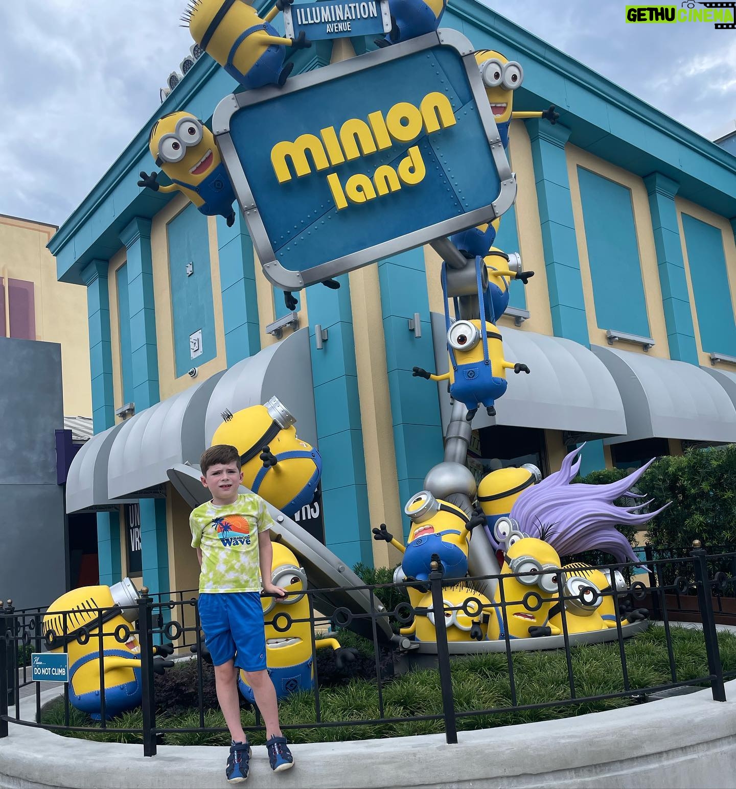 Lauren Williams Instagram - Fam day at Universal Studios 🤗 #florida #orlando #universalstudios #fun #minions #thesimpsons #voodoo #myboys @lokeys910