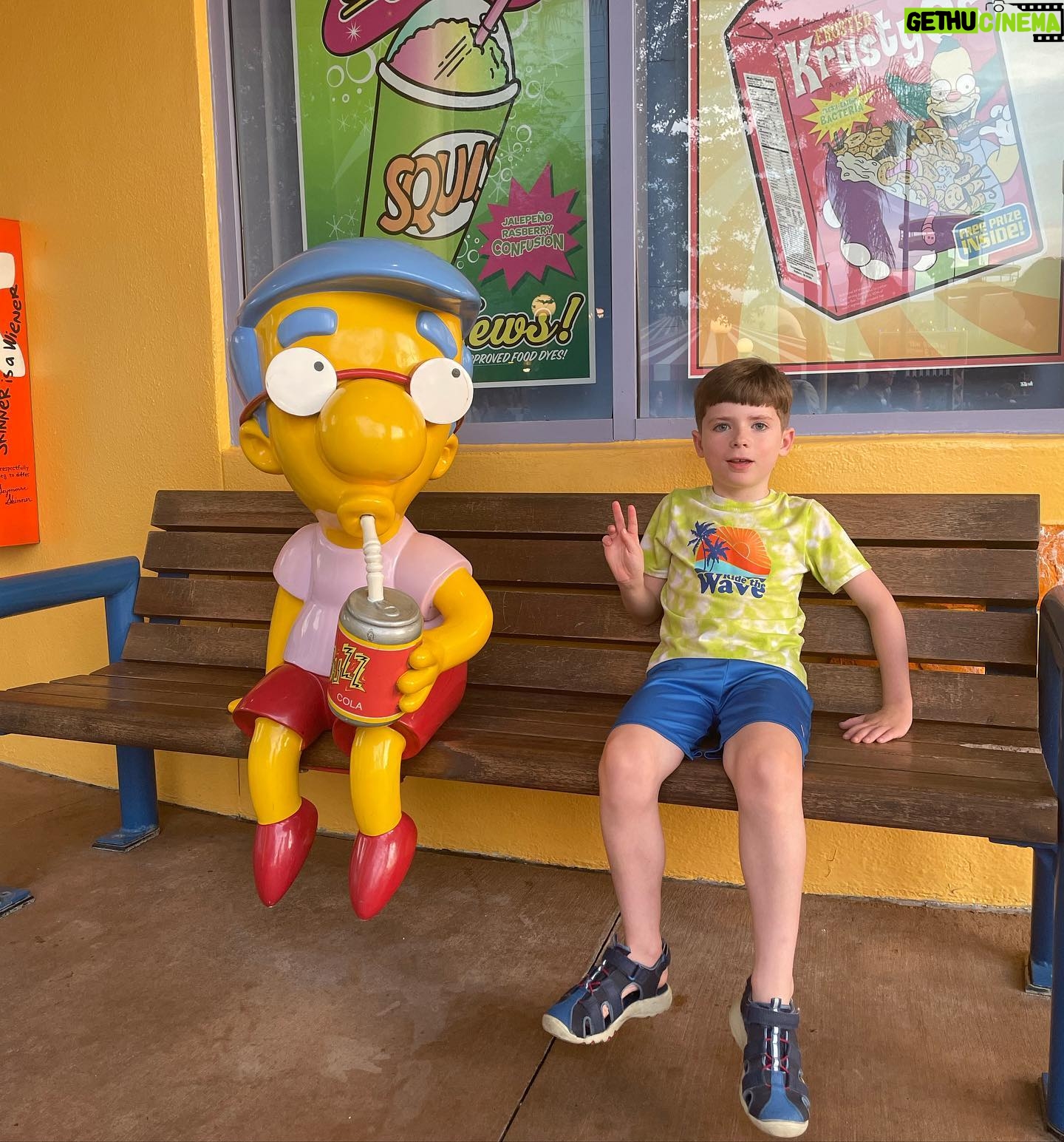 Lauren Williams Instagram - Fam day at Universal Studios 🤗 #florida #orlando #universalstudios #fun #minions #thesimpsons #voodoo #myboys @lokeys910