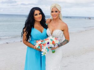 Lauren Williams Instagram - We chose the most perfect people to be in our wedding parties 🤍 With my sister as my Maid of Honor, my niece as my Flower Girl and my soul sisters as my bridesmaids, it meant the world to us to have those closest to us celebrate our love and happiness ❤️👩🏼‍❤️‍👨🏻 

P.S. my ladies looked STUNNING!! 😍🩵