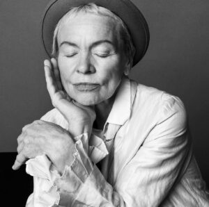 Laurie Anderson Instagram - LAURIE ANDERSON 📸 by @inezandvinoodh  Interview by @edpaginton for @thetravelalmanac #TTA19
Styling: @claire_byrne Makeup: @michaelabosch