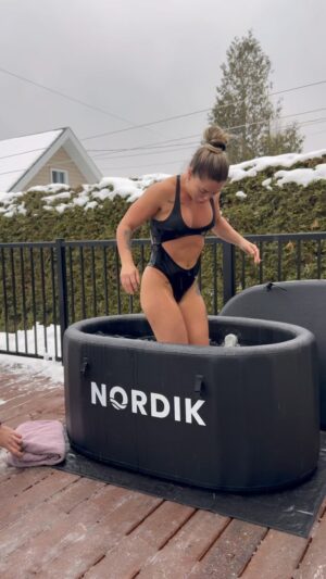 Laurie Doucet Instagram - @nordikrecovery Mon premier bain de glace! 🥶

Ce qui est inclus : Bain de glace gonflable, couvercle de baignoire isolé, sac à dos de voyage pour l’apporter où tu le souhaites, pompe haute pression pour le gonflage et une GARANTIE de 2 ans.