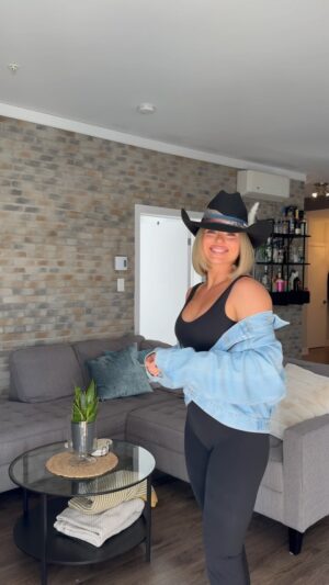 Laurie Doucet Instagram - GRWM @warrenzeiders 🤠