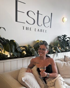 Laurie Doucet Instagram - Il y a 12 ans on vivait quelque chose de gros ensemble et aujourd’hui tu réalises quelque chose d’encore plus beau. @estel.thelabel 👩‍❤️‍💋‍👩

Je suis fière de toi et heureuse d’accumuler ces souvenirs avec toi. @sarahcout