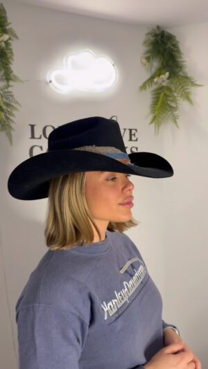 Laurie Doucet Instagram - J’ai enfin mon chapeau personnalisé sur mesure signé @longlivecowboyshat 🤠 

Le prix varie entre 280 et 340$ et pour toutes questions ou pour passer une commande, écrire directement à @longlivecowboyshat 

Tu choisis le modèle de ton chapeau, la couleur (et y’a beaucoup de choix) et tes accessoires! 

✌🏼