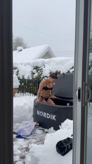 Laurie Doucet Instagram - C’est pas une petite bordée qui va m’arrêter. 😏

🛁 @nordikrecovery 
👙 @mennillodesigns