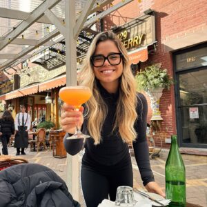Laurie Doucet Instagram - Belle heure pour un petit « Blood orange martini »😏 Cheers! 🥰