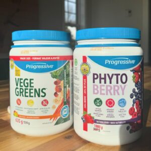 Laurie Doucet Instagram - Une journée chargée en suppléments. @popeyesquebec 🔝

1. Mon incontournable duo pour mon apport quotidien en fruits & légumes 🥗
2. Trio performance (créatine/pré & intra workout) 🏋🏼‍♀️
3. Protéine 🤤 post-workout mais aussi dans mes journées de repos. (1 scoop dans du yogourt grec nature, meilleure collation EVER!) 
4. Fondation (Oméga-3, zinc et multivitamines) 💪🏼
5. Gros coup de cœur pour ce collagène. J’ai vraiment vu une différence au niveau de la solidité de mes ongles et réduction de l’apparence de mes rides. 👵🏼
6. Routine détente 🌙 formule de magnésium en poudre que j’adore. 
7. Mon supplément préféré pour un beau dodooooo 😴

📸 @gab_parent