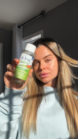 Laurie Doucet Instagram - IT’S GLOW TIME ✨ Avec le tout nouveau AHA tonique exfoliant de St.Ives. ✨ 

Conçu avec 5% d’acide glycolique en but d’éliminer les cellules mortes à la surface de la peau, ce doux tonique va améliorer la texture et l’apparence de ta peau de façon toute simple! 

Testé par des dermatologues 
Non testé sur les animaux 
Végétalien 

Avoir une peau douce et éclatante n’aura jamais été aussi accessible et abordable. Merci St.Ives! @stivesskin