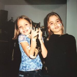 Laurie Doucet Instagram - De la plus récente photo à la plus ancienne. ☯️

Time flies but memories last forever. 👩‍❤️‍💋‍👩