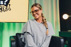 Laurie Doucet Instagram - Banque d’images appelée : 
« Beaucoup de tournages, de sourires, plusieurs outfits et de changement de lunettes. » 😅😏 

@manges_tu_tes_epinards.podcast