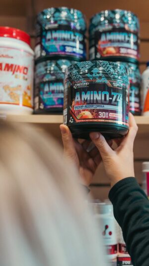 Laurie Doucet Instagram - T’aimerais avoir une meilleure récupération musculaire et un sommeil récupérateur? Amino-Zzz de @beyondyourself est une formule de récupération tout-en-un EAA   Sommeil! 💪🏼

Voici les ingrédients clés qui travaillent en synergie pour calmer l’esprit, préparer ton corps à un sommeil profond et maximiser ta récupération. 😴

5g d’acides aminés
1,5g de L-Leucine
750 mg de GABA
200 mg de théanine 
5 mg de mélatonine

BONNE NUIT!✨