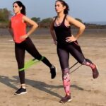 Lavina Tandon Instagram - Fitness tip: Laughter burns more calories, right? . . . . #ﬁtness #fitnesstips #fit #fitchicks #partnerworkout #moyemoye #memes #workoutmemes #girlswholift #funworkout #theliftinglotus