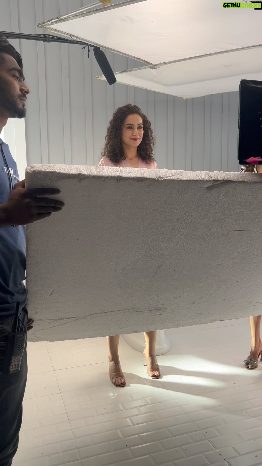 Lavina Tandon Instagram - Behind the scenes!!! @harpic_india ad ❣️ With @bhaveshkapadiaofficial @siyamahajan_ @ranveer_dua @sahayrupesh @shahinikitaa