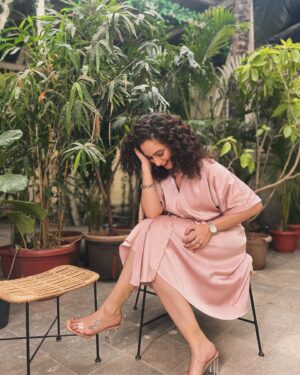 Lavina Tandon Instagram - Left 
Right 
Left 
.
.
.
.
.
Sharing my profile above !!!
#workstills 
#ad 
#harpic 
#paidpromotion 
#actor 
#actorslife 
#workmode 
#lovemyjob
