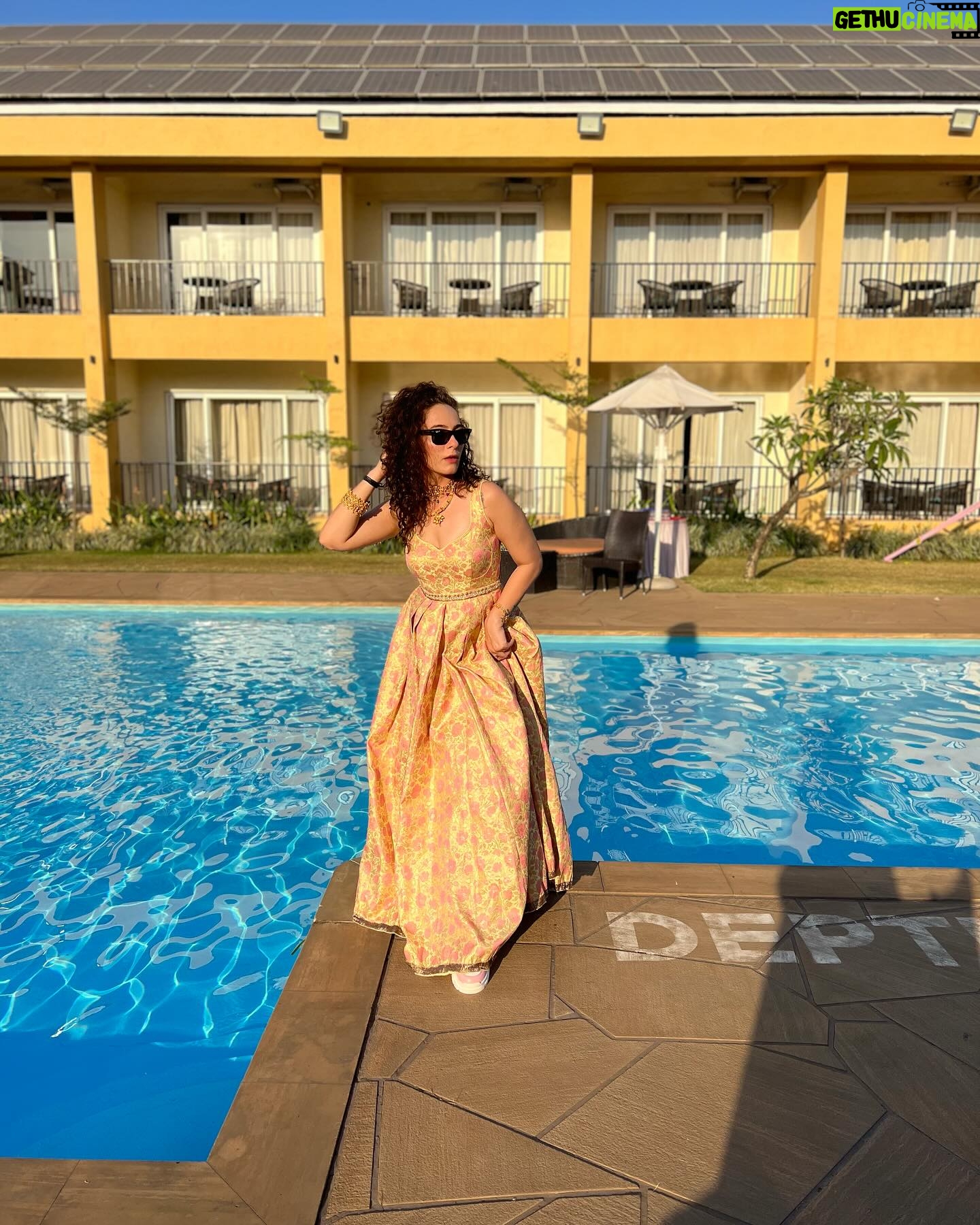Lavina Tandon Instagram - Kya kisi ne Mera Prince Charming dekha hai ??? . . . . . Ya woh phir se ๐ธ banke bhaaag gaya ??? #wearing: @anusoru @nidhikurda @official_nikhil77 #weddingseason #haldiceremony #indianwedding #celebration #happiness #dostkishaadi #summerwedding