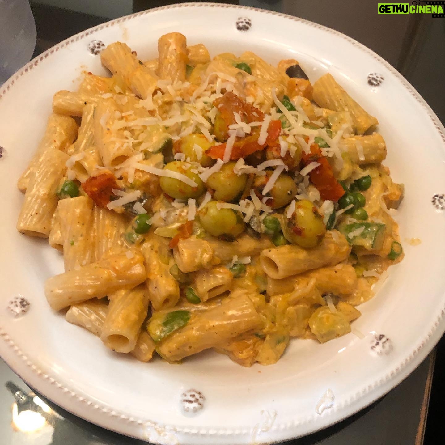 Layla El Instagram - One of my hobbies is cooking I love cooking it’s one way I show my love. I improvise with my seasoning and I don’t always follow the recipes. Yes it’s carbs as I don’t have to wear my ring gear anymore😮 it’s a vegetarian dish voila 💋