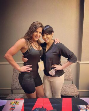 Layla El Instagram - So great hanging out with 
Christi Jaynes @officialwrestlecon today and I am excited for tomorrow. Come on and say Hi 💋