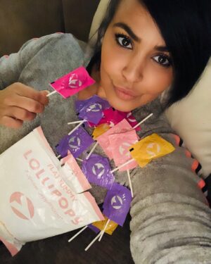Layla El Instagram - Finally got my hands on these @flattummyco pops and I’m ready to put them to the test. Satisfying my hunger with a guilt-free lollipop? Yes please 🙌
You know lollipops are my fav and now I can eat guilt free 😘