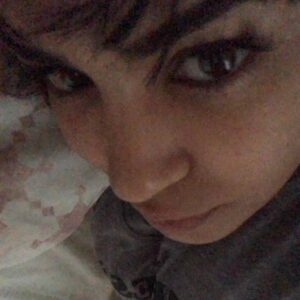 Layla El Instagram - It's Snowing its snowing. I have slipped once so I'm back home with a warm blanket watching British tv and watching my sister make her kids clean their room. Funny moments!! 💋