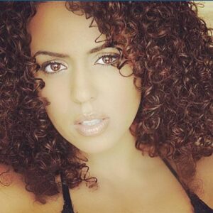 Layla El Instagram - #tbt curls and more curls 💋