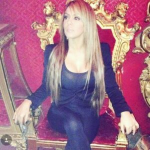 Layla El Instagram - #tbt #throne 💋