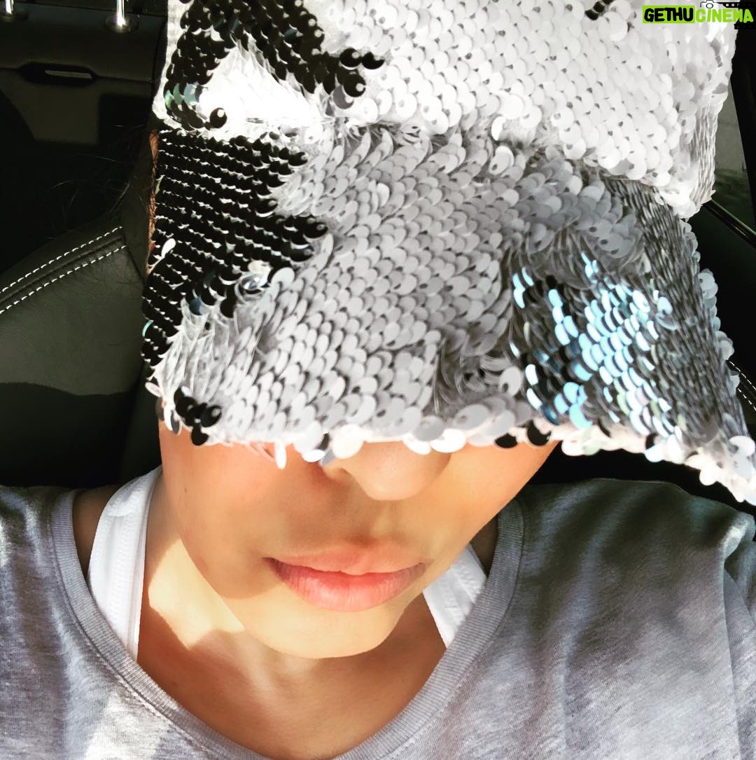Layla El Instagram - I do this to myself every time & I know I have to be consistent with my training. Well I wasn’t ! So now I’m dreading tomorrow as I’m going to be sore sore SORE!! I sweated sparkling sequins everywhere!! Muahz 💋