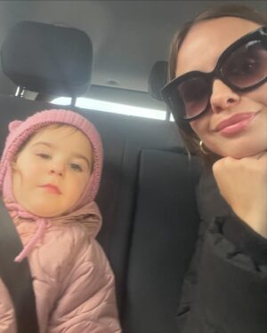 Léa Clermont-Dion Instagram - Aujourd'hui, j'ai 33 ans. L'âge du Christ, dit-on. Je ne crois pas en grand chose sauf en la vie. Et justement, je la célèbre. Chaque jour, je me compte chanceuse d'être en santé. Je pense à mes amis disparus cette année et ça me fait réaliser toute la chance que j'ai. Je suis libre d'être là.

 L'âge est une date qui permet d'établir avec certitude le temps qui défile. Il y a un an, mon corps me lâchait.  Signal d'alarme pour me rappeler que le stress et l'anxiété m'empoisonnaient sans que je m'en rende réellement compte. Depuis, j'ai décidé de faire un ménage et d'évacuer ces éléments toxiques de mon quotidien. Je ne dis pas que cela a été un succès, mais j'ai pris la décision d'arrêter de m'en faire. C'est déjà mieux que rien et j'ai pu me remettre en marche. Bref, je suis d'humeur joyeuse en ce jour d'anniversaire 🎉

P.S  J'ai lu comme vous peut-être cette fameuse liste émise par L'actualité. Les 100 personnes les plus influentes au Québec, peut-on lire. J'ai vu mon nom. Ça m'a fait sourire. Puis, j'ai eu un  inconfort en analysant ladite liste.  Martine Delvaux l'a bien étayé dans Le boy's club. J'en conclus notamment que les personnes en position de pouvoir dans notre société sont encore et toujours des hommes blancs privilégiés. Les sphères décisionnelles ne sont pas le reflet de la diversité de notre monde ce qui est particulièrement préoccupant, voire lamentable. Peut-être aussi que le dossier a un problème de métho en présentant certains biais? Je ne peux dire.