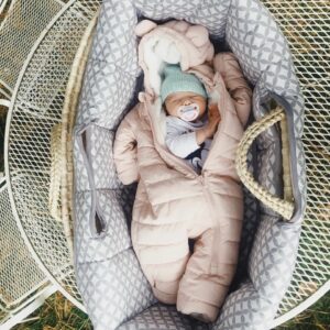 Léa Clermont-Dion Instagram - Il y a deux ans, Nina, tu naissais dans la pénombre d'une chambre d'hôpital, triste et assiégée par la pandémie. On avait la Covid et on ne savait pas trop comment envisager le monde à venir. Toi, tu n'as pas cessé de nous éblouir.  Tu n'as peur de rien. Ta force inébranlable et ton sourire m'émeuvent tous les jours. Petite gnocchi chérie, bonne fête. ❤️