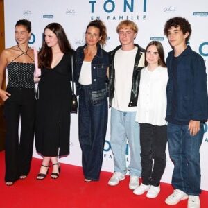 Léa Lopez Instagram - Toni, en famille mercredi prochain au cinéma !!!!! L’avant première parisienne c’était un moment d’amour immense merci à tous ceux qui étaient là ! 

Merci @wearmarcia 🤍
Make up @marie__line Hairstyle @berenice_dacosta 

Je vous aime tant ma famille de cinéma 🤍