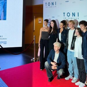 Léa Lopez Instagram - Toni, en famille mercredi prochain au cinéma !!!!! L’avant première parisienne c’était un moment d’amour immense merci à tous ceux qui étaient là ! 

Merci @wearmarcia 🤍
Make up @marie__line Hairstyle @berenice_dacosta 

Je vous aime tant ma famille de cinéma 🤍