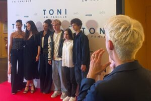 Léa Lopez Instagram - Toni, en famille mercredi prochain au cinéma !!!!! L’avant première parisienne c’était un moment d’amour immense merci à tous ceux qui étaient là ! 

Merci @wearmarcia 🤍
Make up @marie__line Hairstyle @berenice_dacosta 

Je vous aime tant ma famille de cinéma 🤍