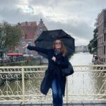 Lea Thompson Instagram - The beauty of art never gets old. In these confusing painful times it feeds my heart to cherish all that is wonderful. Thank you #VanGogh #eiffeltower #tulips🌷 #raininamsterdam🌧️ @amberinthevalley