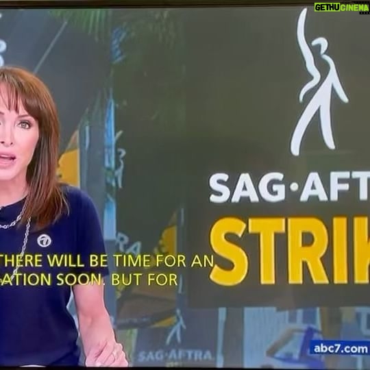 Lea Thompson Instagram - Represent! #unity #solidarity love these guys @goconstance @jerilryan @sagaftra #fighting we all want this strike to end it's hurting everyone but the AMPT left the table without fair negotiation