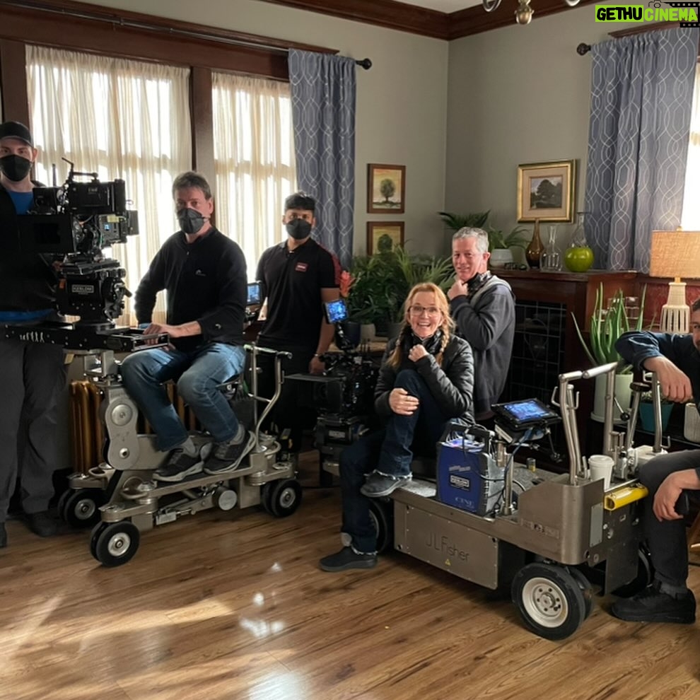 Lea Thompson Instagram - Tonight I directed such a fun episode of @residentalien @syfy with the most wonderful cast. So much fun and excitement. Watch and if you are new catch up on @netflix #stayweird