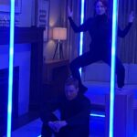 Lea Thompson Instagram - Tonight I directed such a fun episode of @residentalien @syfy with the most wonderful cast. So much fun and excitement. Watch and if you are new catch up on @netflix #stayweird