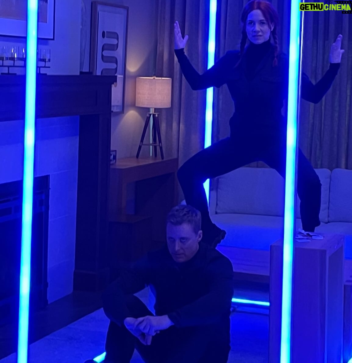 Lea Thompson Instagram - Tonight I directed such a fun episode of @residentalien @syfy with the most wonderful cast. So much fun and excitement. Watch and if you are new catch up on @netflix #stayweird