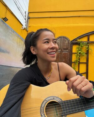 Leah Lewis Instagram - One minute you’re plucking on a guitar, 12 hours later…
a hot new food poisoning has entered the villa 

The Amazon rainforest is right next door and I’m reporting live from the depths of my bed and eternal gut jail but I will make it there by the end of the week mark my words 🌿❤️🇧🇷