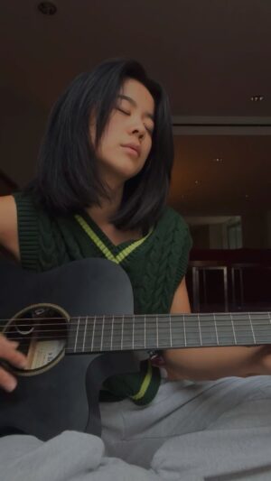 Leah Lewis Instagram - “Ceilings” by Lizzy McAlpine 

I have loved this song since the moment I’ve heard it and yes you know we’ve all cried to this song even if our life was perfectly fine 🫶🏽🥲
