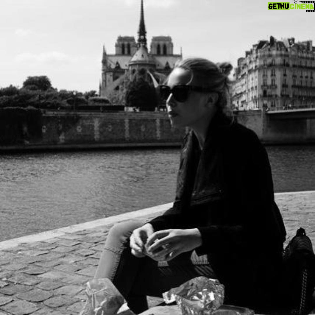 Leah Pipes - 15.2K Likes - Je suis Paris