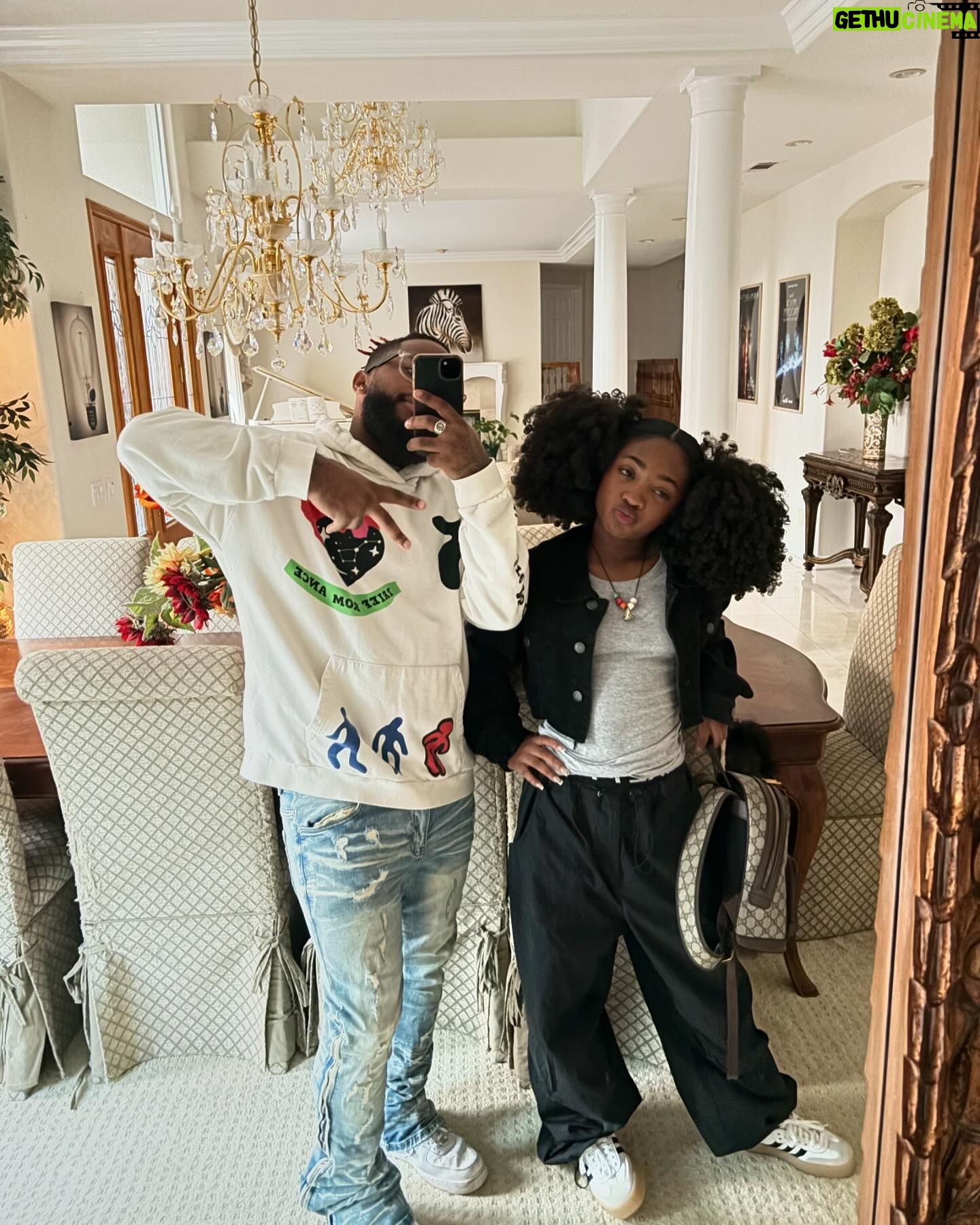Leah Sava Jeffries Instagram - I tried taking a picture then someone decided to show up…..with the dog🙄🩷😂 #siblings @leahsavajeffries