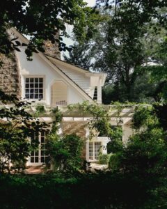 Leanne Ford Instagram - My #nancymeyersaesthetic home!!! It’s so funny to see that my home has become a part of this trend! I, of course, love a #nancymeyers movie… but to be honest I had nothing to do with it. This house came that way! The whole town did really… @nmeyers, you’re invited over any time. Xo // #LeanneFordInteriors shot by @erinashkelly and styled by @noel_knostman