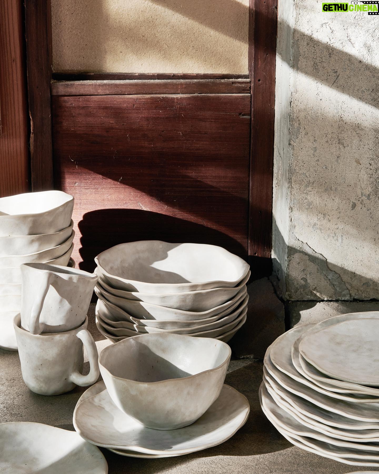 Leanne Ford Instagram - I love seeing these two different dinnerware collections that I designed with @crateandbarrel side by side like this! Both are beautifully made (tonal) ceramics but they ultimately have their own distinct feeling and look. And now I’m wondering, is your home a Range or Kiln collection kind of home? I am admittedly a dinnerware kind of girl so mine’s a “depends on the day” kind of home! // #LeanneForCrate shot by @amyneunsinger and styled by @hilaryrobertson