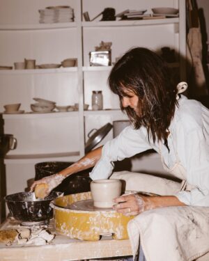 Leanne Ford Instagram - My most personal addition to this collection has got to be the Kiln Dinnerware Set — prototyped by yours truly in my very own ceramic studio (basement!) I by no means am a “true” ceramicist but I love to play on the wheel and with different glazes and forms. I basically hacked the system by convincing @crateandbarrel let me produce these pieces at scale in Portugal! For months I sat at the wheel and created version after version until I got it just right (perfectly wonky — just the way I like it) and then I would carefully pack that little prototype up and ship it off to the @crateandbarrel headquarters and they would take it from there.

// #LeanneForCrate shot by @amyneunsingerwith interior styling by @hilaryrobertson — Studio shoot shot by @sarahbarlow for @feelfree