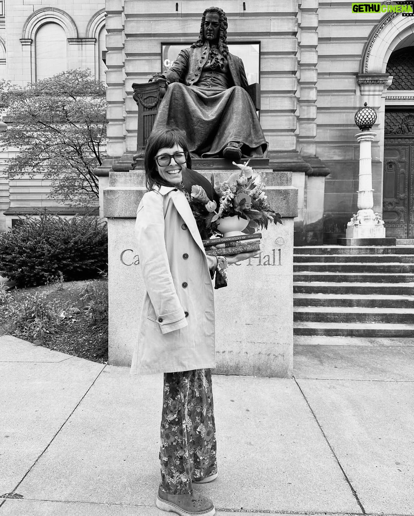 Leanne Ford Instagram - When I was young my mom and I would make a special trip to Crabtree and Evelyn to get the @indiahicksstyle perfume "Island Living" — to me the smell was perfection and the idea that this woman was making her way and her mark on the world creatively, all while ocean side in a tiny Bahaman town, felt like magic in every way. Well yesterday, thanks to the Women’s Committee of the @carnegiemuseumofart I realized I was right. @indiahicksstyle IS magic. A fast friend with a truly British sense of humor (my favorite kind!!) and casual undone beachy/British style by the droves. (Also my favorite kind.) I told her she’s invited back to Pittsburgh whenever. But I then quickly corrected myself and said, “Ya know what, skip that— I’ll come to you.” Holly!! Thank you for and @antiquarian.shop for inviting me! And yea @fox.andthefleur for the always beautiful flowers! #carnegiemuseumofart #pittsburgh #thewarholmuseum