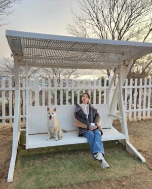 Lee Ayumi Instagram - D-72👶🍼
이렇게 셋이 여유롭게 나들이 갈수있는날도 얼마 안남았구나..👫🐶
시간이 날때마다 후추🐶랑 많~이많이 놀아줘야겠엉🐾

ベビーが産まれたら、こんな風に2人👫 1ワンコ🐶での
ゆっくりデートも当分は難しくなるんだろーなぁ。
時間があるうちにフチュと沢山遊んであげよー。と🐾
